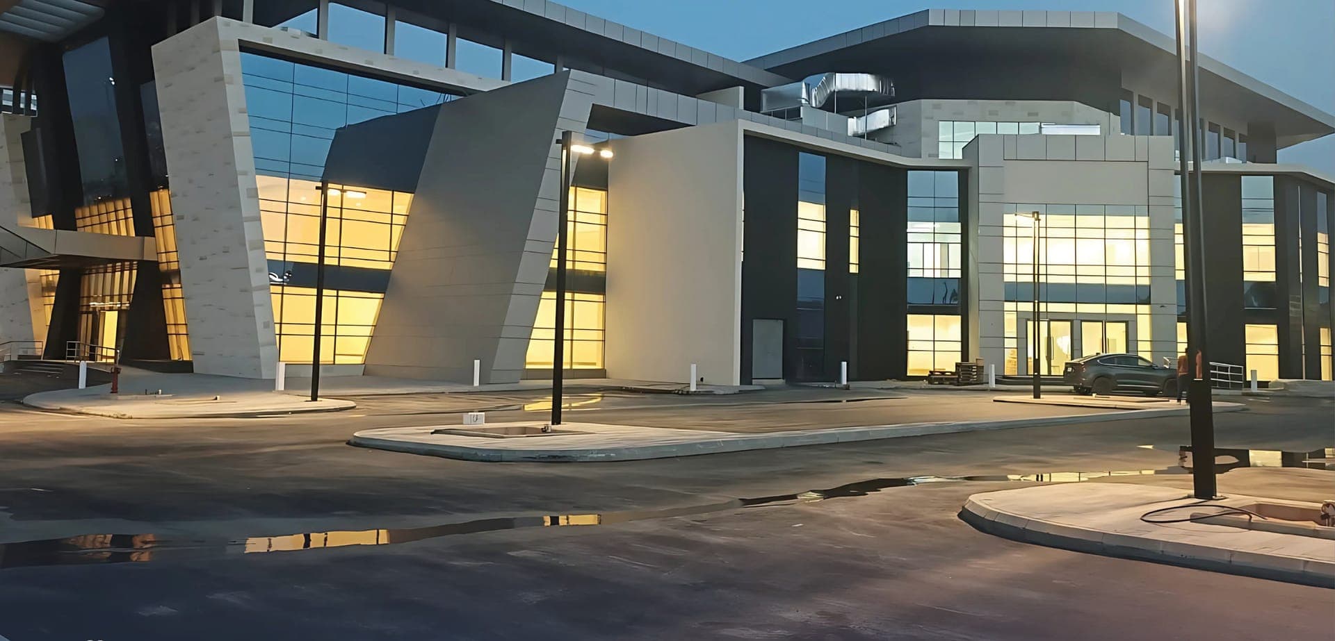 Aluminum and glass facade of the Royal Guard hall project in Riyadh